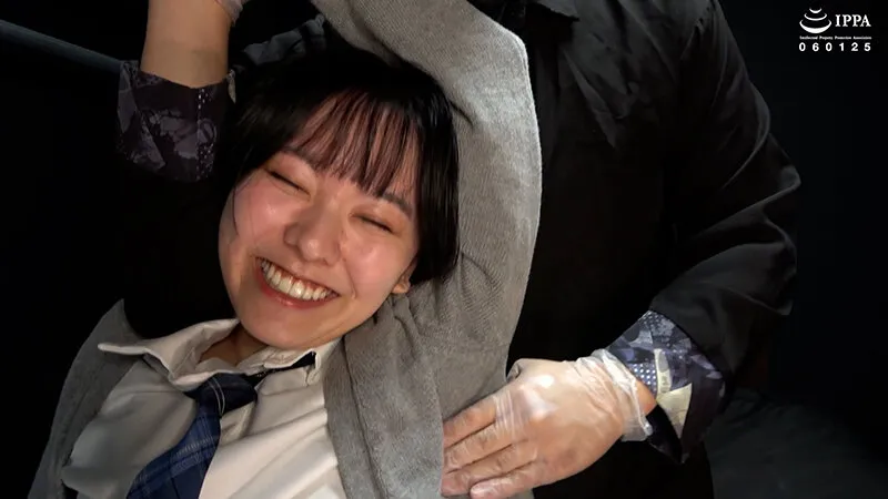 【くすぐり】「制服のまりちゃんに背徳的な人力拘束＋くすぐりマッサージ！」WAKA-087加護まり 2 サンプル画像 5