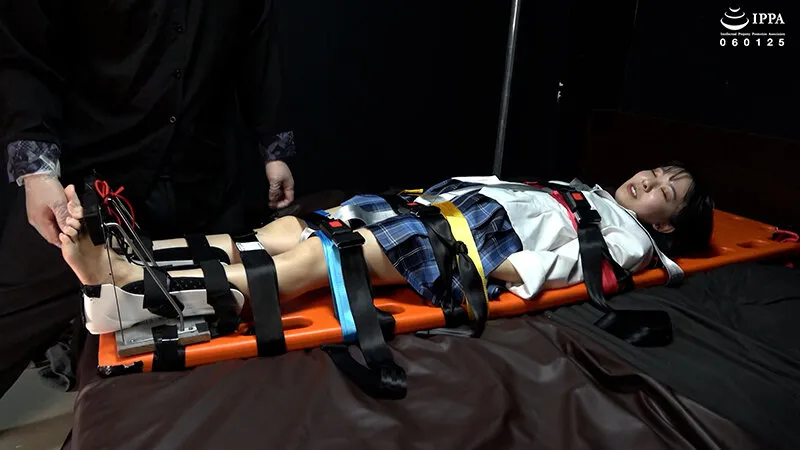 【足裏】「制服のまりちゃんに足枷拘束くすぐりで足裏開発！」WAKA-087加護まり 3 サンプル画像 1