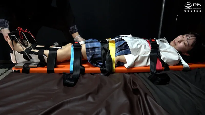 【足裏】「制服のまりちゃんに足枷拘束くすぐりで足裏開発！」WAKA-087加護まり 3 サンプル画像 9