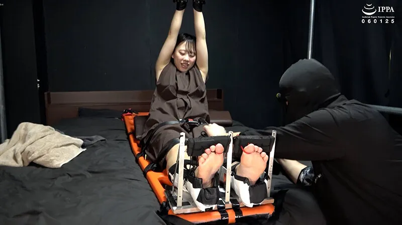 「うさぎ系女子に本格足つぼマッサージから本格足枷くすぐりをしてみた！」WAKA-088甘井くるみ 2 サンプル画像 7