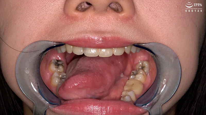 【激レア】「超貴重な口内・歯・のどちんこ観察＆小魚咀嚼巨大女プレイ！」甘井くるみ サンプル画像 3