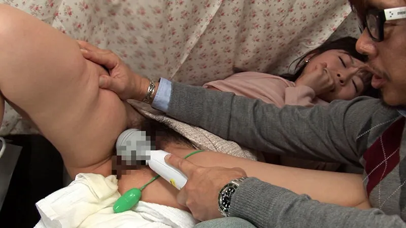 電マとバイブのW攻撃 つゆだくマ○コに生中出し サンプル画像 2