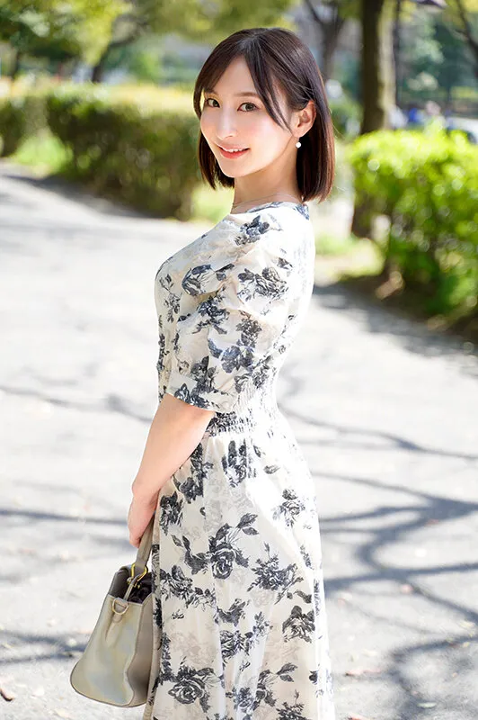 【レスで欲求不満】むっつり淫乱性欲ガチ強奥様28歳。担当美容師に浮気ち●ぽをおねだり！連続スプラッシュ生ハメイキ狂い中出しNTR！！ サンプル画像 1