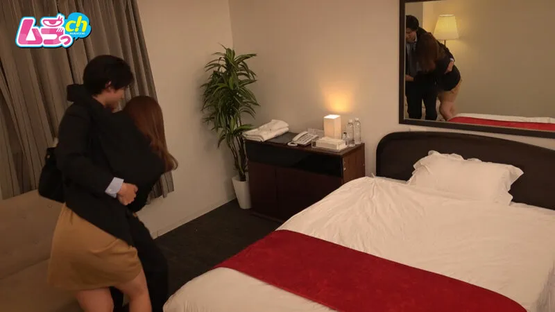 ホテル部屋REC 介抱してくれた部下の若チンにしゃぶりつく！よっぱらい女上司の性欲大暴走！？無許可で口内発射したお詫びに、上司命令で長～い巨根チ〇ポでオマ〇コ満足するまでズボズボご奉仕！精巣スッカラカンに吸い尽くされた夜。 サンプル画像 1