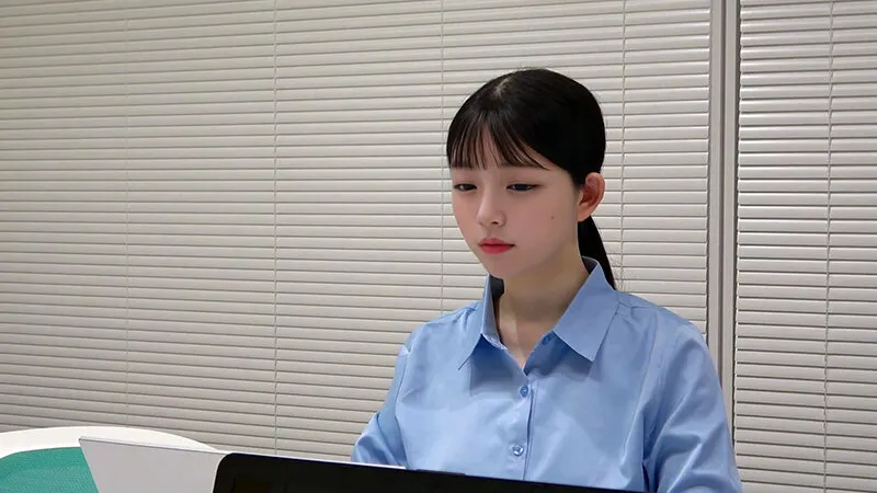 デリヘル呼んだらまさかの同僚！普段は真面目な男女塾講師がホテルでまさかの遭遇！お互い真面目過ぎてキャンセルするかしないかの検討も90分は無駄にせず！サービス開始！知ってる人だからって最後はまさかの展開に… サンプル画像 1