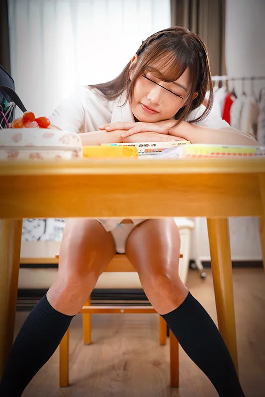 「ごめんなさい。」家庭教師をしていた教え子の大事な入試の直前に…勉強疲れでスイミンしている彼女をヤっちゃいました。 サンプル画像 1