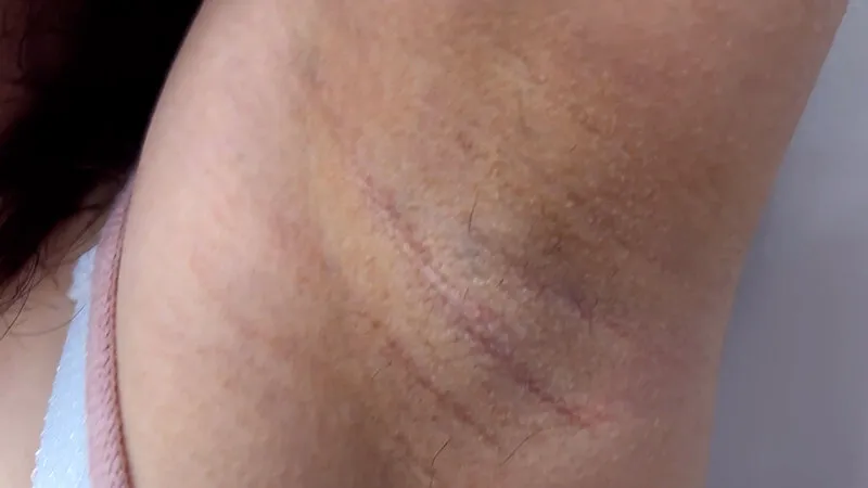 M男が街中で女性に声をかけてワキを舐めさせて貰う 食品工場事務員 みりなちゃん サンプル画像 4