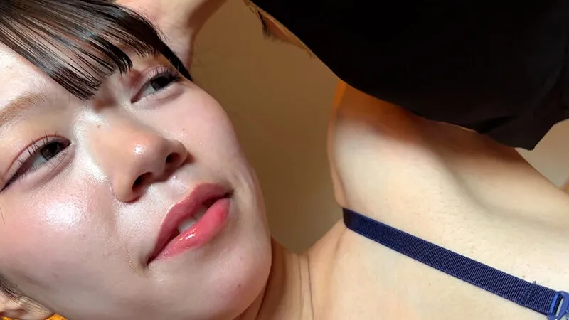 M男が街中で女性に声をかけてワキを舐めさせて貰う 交渉上手な黒髪ギャル かなちゃん サンプル画像 14