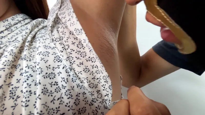 M男が街中で女性に声をかけてワキを舐めさせて貰う OL あいるちゃん サンプル画像 5