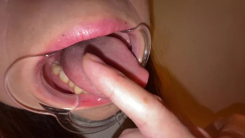 【個人撮影】赤城穂波 初喉チンコ触り＆超長舌を開口器で観察 サンプル画像 18