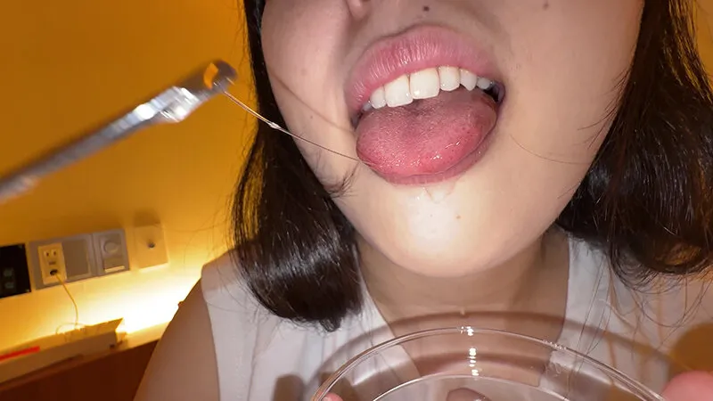 【個人撮影】横山夏希の舌ブラシで「汚舌苔」採取 サンプル画像 9