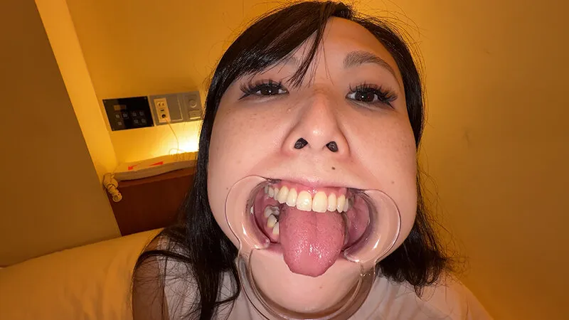 【個人撮影】横山夏希の喉チンコ触り＆肉厚舌を開口器で観察 サンプル画像 10