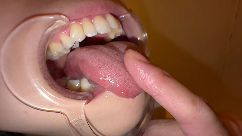 【個人撮影】横山夏希の喉チンコ触り＆肉厚舌を開口器で観察 サンプル画像 14