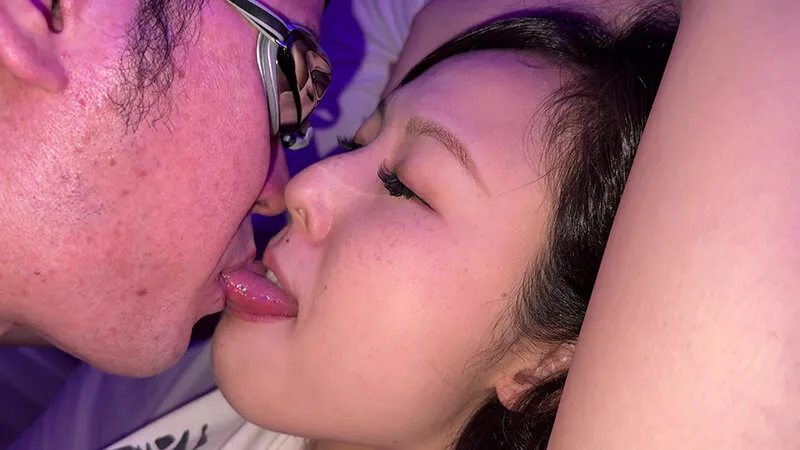 【個人撮影】横山夏希の肉厚舌ディープキス＆ツバ鼻吸い サンプル画像 1
