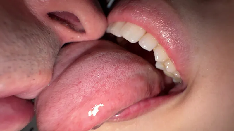 【個人撮影】横山夏希の肉厚舌ディープキス＆ツバ鼻吸い サンプル画像 16