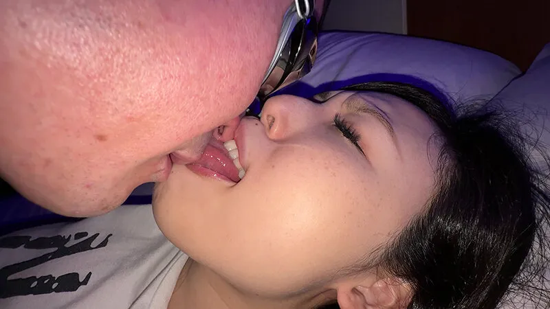 【個人撮影】横山夏希の肉厚舌ディープキス＆ツバ鼻吸い サンプル画像 17