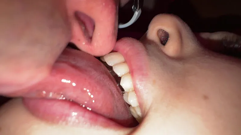 【個人撮影】横山夏希の肉厚舌ディープキス＆ツバ鼻吸い サンプル画像 6