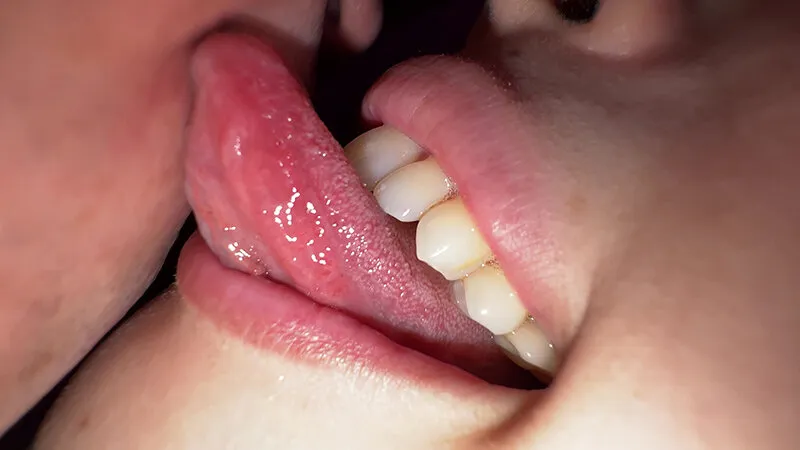 【個人撮影】横山夏希の肉厚舌ディープキス＆ツバ鼻吸い サンプル画像 9