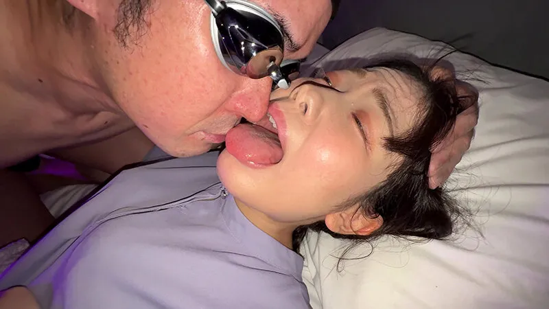 【個人撮影】谷田かりなのデカ舌ディープキス＆ツバ鼻吸い サンプル画像 8