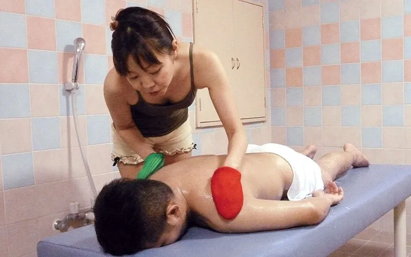 健全店サウナでアカスリおばさんのムチムチ女体に勃起したチ○ポを… サンプル画像 17