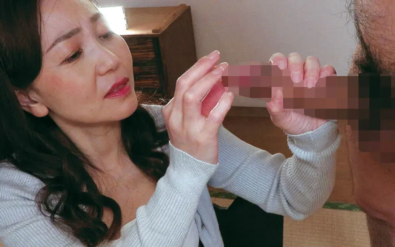 美熟女センズリ鑑賞会 見ているだけのはずが…興奮したオバサンがお掃除フェラからそのまま咥えて生ハメ中出し！2 サンプル画像 7