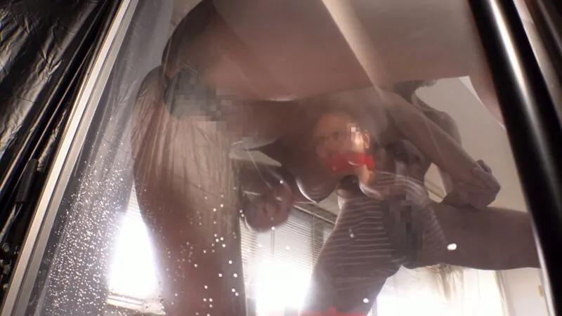 NTRドッキリ企画！マジックミラーパネルPart2 災害級潮吹き性獣襲来 旦那にすべてを覗かれていると知らずに媚薬のせいで奥様が爆イキ中 突如ご対面させたらどうなるの！？ サンプル画像 6