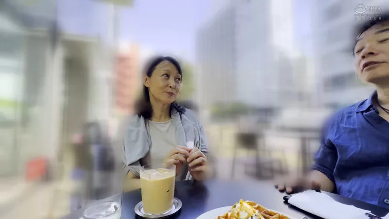 還暦バブルの奇跡 元ジュリアナ嬢の妖艶すぎる逆輸入ボディ ジム通いの美尻トレーニー 高倉梨奈 サンプル画像 1