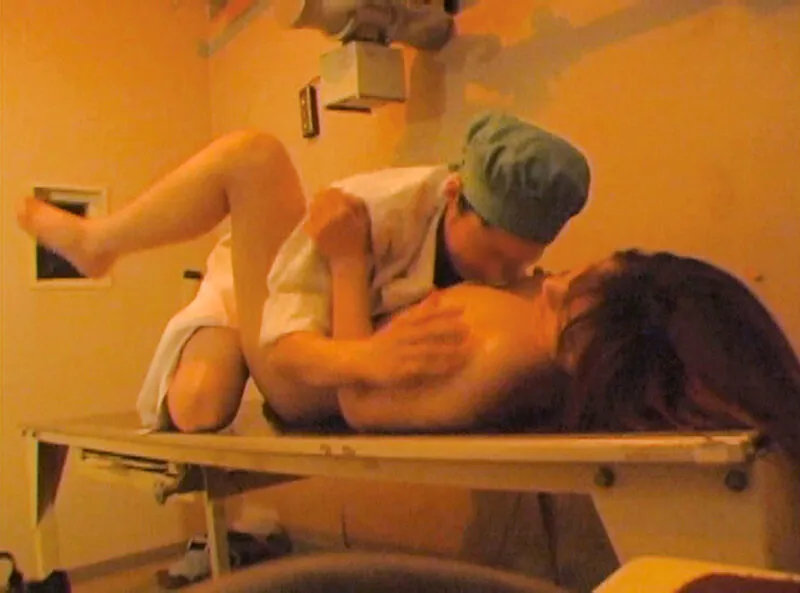 密室のレントゲン室で性欲解消の玩具にされた女性患者たち サンプル画像 10