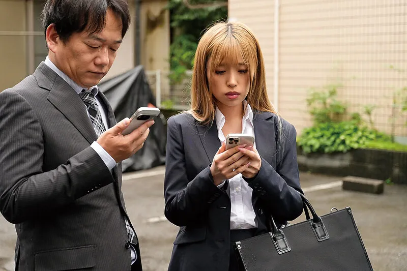 まさかの相部屋＆逆NTR 冴えない上司の俺に会社で一番の美人部下が… 椿りか サンプル画像 4