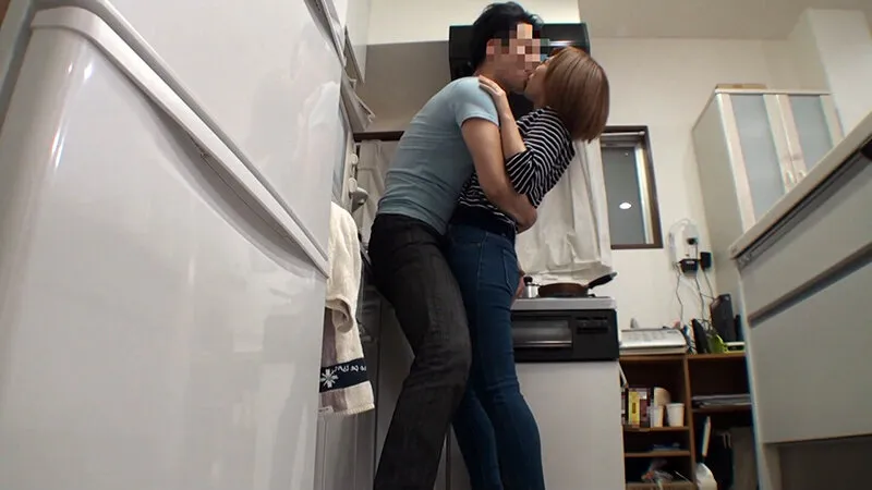 マル秘隠し撮り映像流出！！ 同じマンションのママ友を連れ込んで絶対内緒の不倫SEX 4時間ベストvol.4 サンプル画像 10