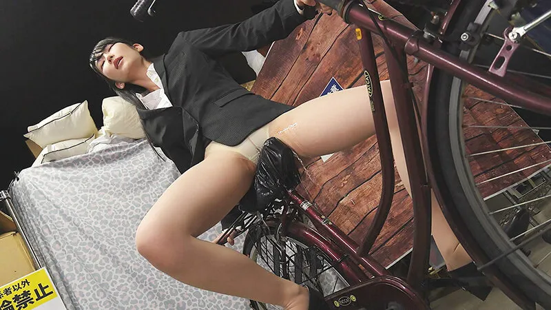 近所に住む美人なデカ尻OLの自転車サドルに悪戯 媚薬サドルと杭打ちピストンで欲情中出し3P（メスガキ35） 雪代美鳳 サンプル画像 3