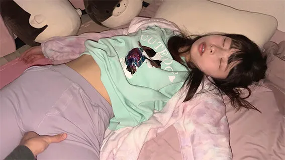 つきまとい 知らない人にはついていかないを守れなかった可愛い娘を盗撮つきまとい、窓の隙間から盗撮侵入し、電車でテイスティング後に連れ去り睡眠姦！孕ませ射精！美少女睡眠姦Special サンプル画像 17