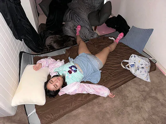 つきまとい 知らない人にはついていかないを守れなかった可愛い娘を盗撮つきまとい、窓の隙間から盗撮侵入し、電車でテイスティング後に連れ去り睡眠姦！孕ませ射精！美少女睡眠姦Special サンプル画像 5