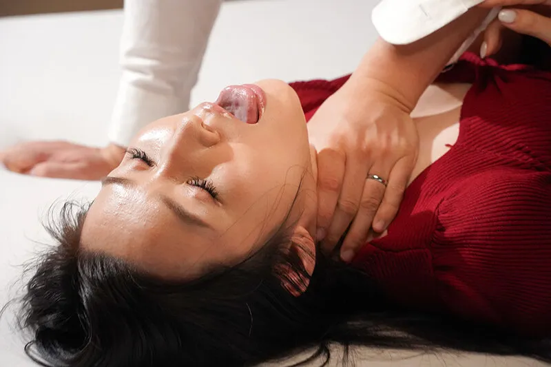 結婚生活のストレスで媚薬に手を出し人生の道を踏み外した人妻 あずま鈴 サンプル画像 1