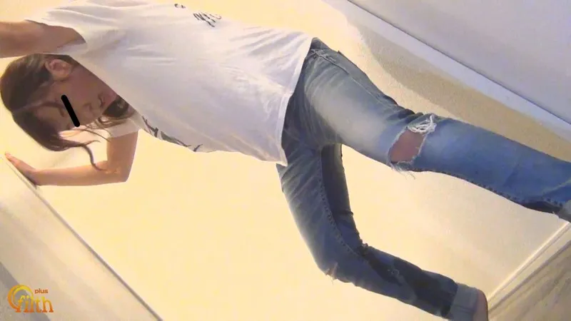 おしっこ限界ガマン女子を見つめた主観映像あり！！トイレに行けなかった…悶絶失態おしっこ漏らし サンプル画像 4