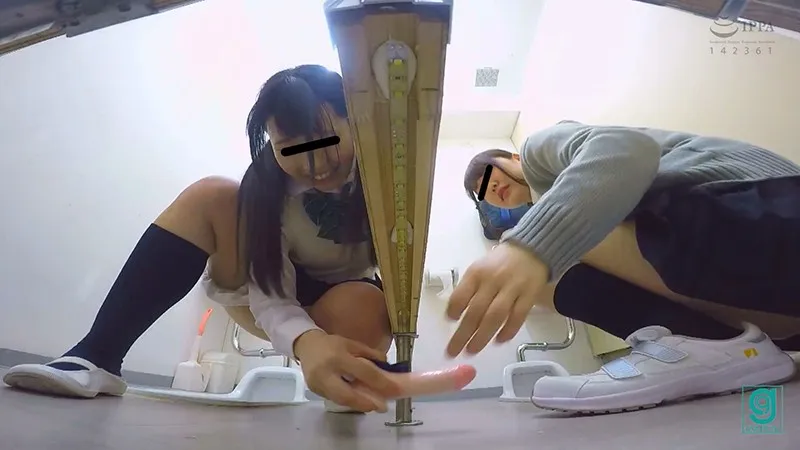学校トイレ ディルドシェアオナニー ～恥じらい忘れてイキ合いっ子～ サンプル画像 11