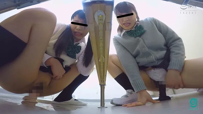 学校トイレ ディルドシェアオナニー ～恥じらい忘れてイキ合いっ子～ サンプル画像 12