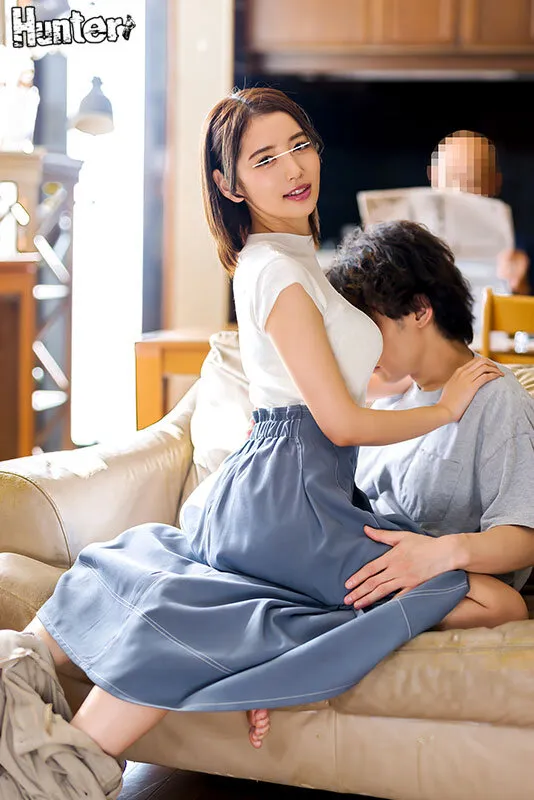 『こっそり挿れちゃう？』義姉妹・義母・クラスメイトが周囲にバレない様にロングスカートの中でこっそり即ハメ中出し！ 淫乱女子15名！約4時間BEST サンプル画像 2