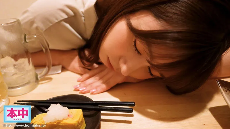 昔からの気軽に話せる女友達が会社では上司からも部下からも仕事ができる女だと思われていて、たまには弱さをみせたいのにと愚痴をこぼすので、 居酒屋とバッティングセンターデートに付き合ったら、なんか盛り上がっちゃって終電逃してラブホにお泊り 明日の朝… 五日市芽依 サンプル画像 2