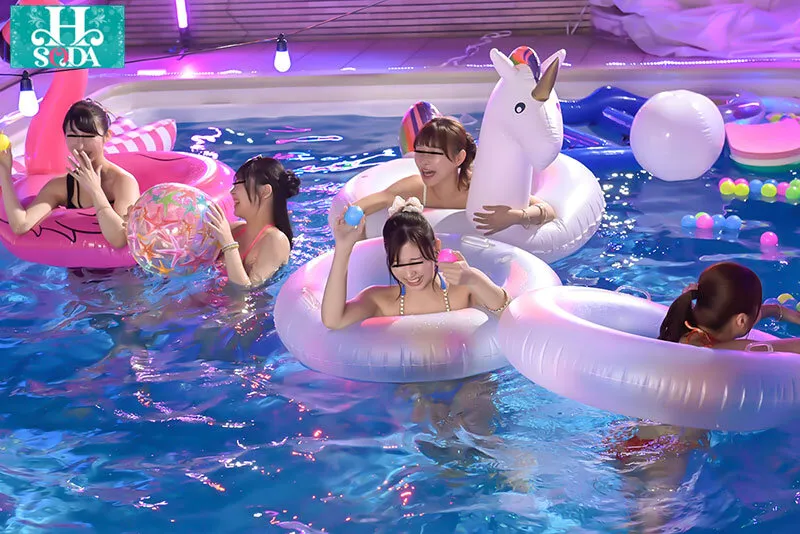 都内のセレブなナイトプールでS級水着美女軍団と夢のワンナイトハーレム乱交 サンプル画像 3