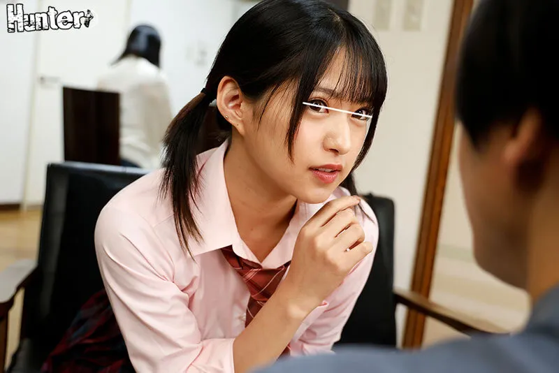 『ねぇ～スカートの中でオナニーして私のパンツにぶっかける勇気ある！？』超変態地味女子がとんでもない誘惑！周囲にバレない様にドキドキしながら… サンプル画像 2