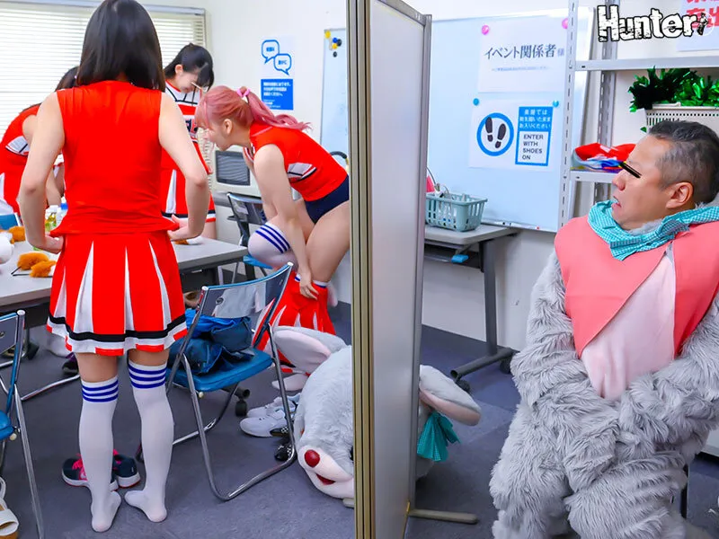 着ぐるみバイトはエッロいチアガールと楽屋が一緒！しかもカワイイ着ぐるみで油断したのか目の前で生着替え！脱ぐのを忘れてガン見でフル勃起！2 サンプル画像 2