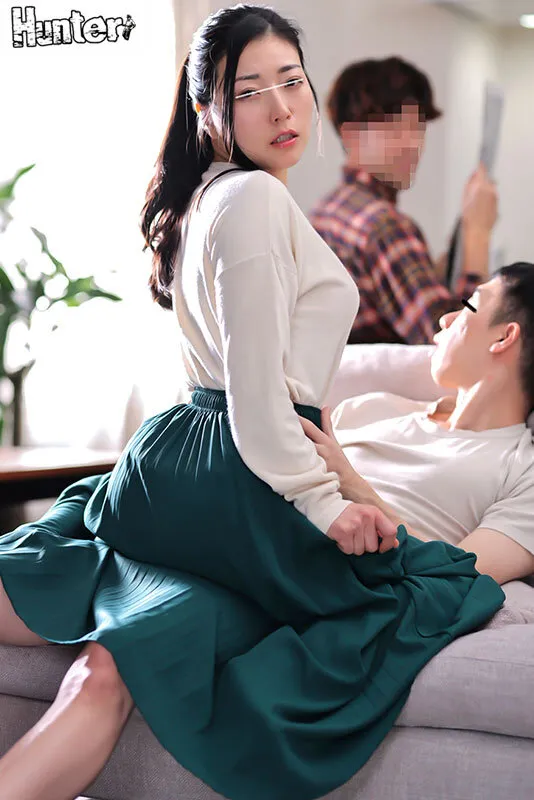 義母がロングスカートの中でこっそり即ハメ要求！父親の前でバレない様に下半身だけ大胆不倫！ロングスカート内でこっそりイキまくり中に出しまくり サンプル画像 4