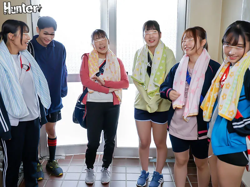 水泳部で合宿所の大掃除！視界に広がる女子部員の突き出した競泳水着尻に勃起が収まらず…男はボク1人の水泳部で合宿に！4 サンプル画像 2