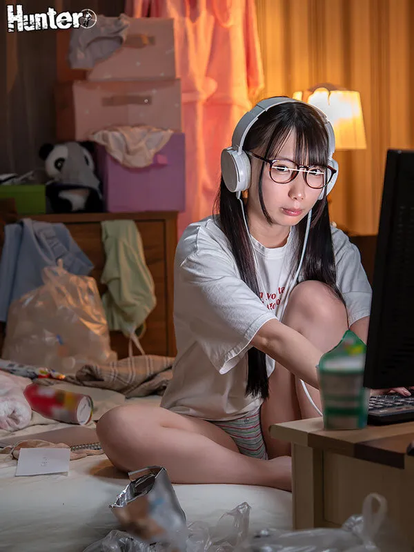 親の再婚でボクに義妹ができた！ただし部屋から滅多に出ない引きこもりの腐女子。当然、コミュ障なのでボクとの会話は最低限。でも性欲は旺盛で、たまに部屋の扉に「今日したい」と書かれたメモが… サンプル画像 1