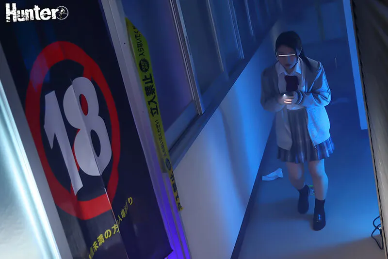 18歳未満立ち入り禁止の暖簾をくぐれば欲求不満な女子生徒といつでもヤリ放題！18歳未満立ち入り禁止の暖簾の先にはエロがある！使われていない旧校舎に出来た 18禁スペースは暇を持て余した学生たちの発情スポットに！ サンプル画像 4