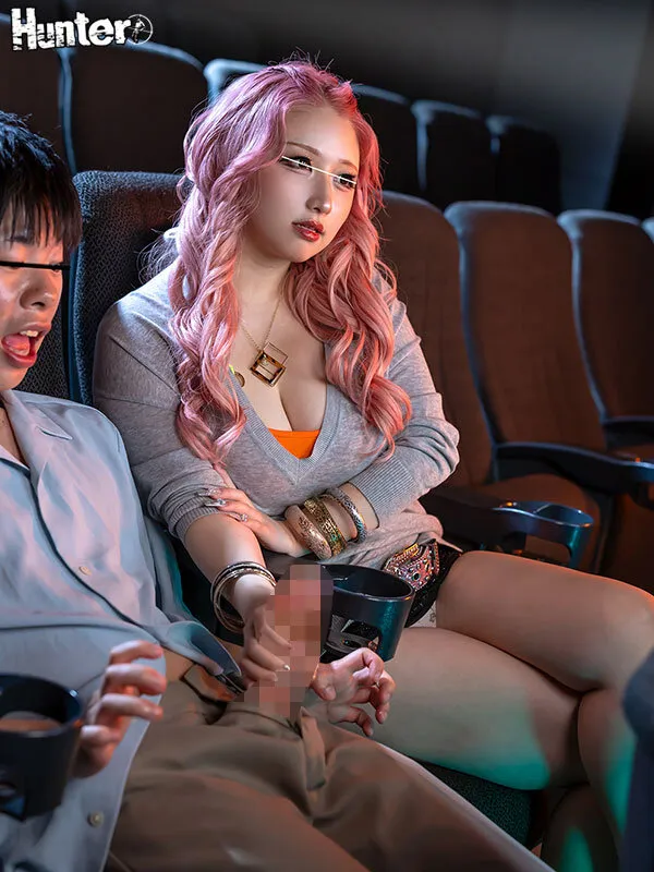 平日昼間の映画館で客はボクとギャルだけ…。2 あんなに観たかった映画なのに…ずっと服の上からボクの乳首とチ○ポをいじくり倒してくるギャルの… サンプル画像 1