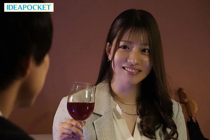 出張先で高嶺の花の女社長と相部屋に… 圧倒的美巨乳にフル勃起した童貞の僕を受け入れてくれた優しさに甘えて朝まで暴走むしゃぶりつき性交 ひなの花音 サンプル画像 2