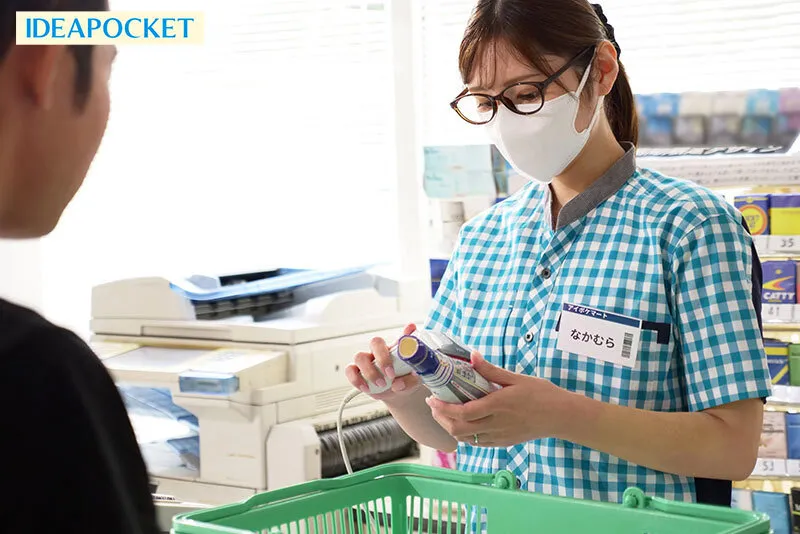 コンビニの年下バイトから女として求愛され 不倫にハマってしまった愛に飢える元タレント人妻 仲村みう サンプル画像 1