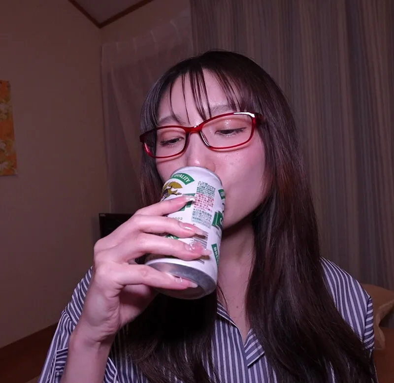 ずんだれ先生 刺激と快楽を求めてやってきた女教師は 長い舌でオヤジチ○ポをひん舐め 汁噴射とヌキ潮を撒き散らし 部屋中をびしょびしょにして帰っていった。 花里アカリ サンプル画像 9